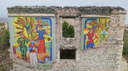 Das Wandbild inmitten der Ruinen von Agdam zeigt Aspekte der Kultur Aserbaidschans.