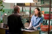 Martin Kupfer (Florian Lukas, l.) will Julia Hausmann (Hannah Herzsprung, r.), die nach ihrer Haftentlassung in einer Wäscherei arbeitet, nicht noch einmal verlieren und um ihre gemeinsame Liebe kämpfen.