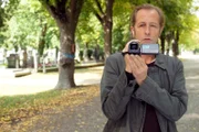 Spurensicherer Franz Wohlfahrt (Helmut Bohatsch) filmt alle Abläufe, die der SOKO Wien von Martin Kreuzer am Zentralfriedhof gezeigt werden.