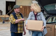 Bernd (Martin Wangler) ist überrascht als er sieht, wieviel Krempel Kati (Christiane Bachschmidt) in ihren Kartons mitbringt. War es eine gute Idee mit Kati zusammenzuziehen?
