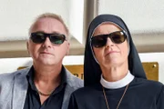 Stolpe (Markus Hering) hat für sich und Schwester Hildegard (Andrea Sihler) Sonnenbrillen gekauft.