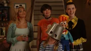 Hinter, v.li.: Leni Loud (Eva Carlton), Luna Loud (Sophia Woodward), Luan Loud (Catherine Ashmore Bradley)
