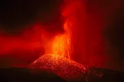 Der Vulkan auf La Palma schleudert Pyroklast aus sich heraus.