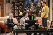 Als Sheldon (Jim Parsons, r.) ihnen präsentiert, was er alles für Amys Geburtstag geplant hat, ahnen Penny (Kaley Cuoco, l.) und Leonard (Johnny Galecki, M.) bereits, dass das möglicherweise nach hinten losgeht ...