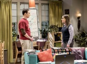 Wie wird Amy (Mayim Bialik, r.) reagieren, wenn Sheldon (Jim Parsons, l.) ihr eröffnet, dass er sich als Untermieter wieder in sein altes Zimmer eingemietet hat?