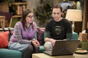 Wie wird Sheldon (Jim Parsons, r.) reagieren, wenn Wil Amy (Mayim Bialik, l.) einen Auftritt in seiner neuen Professor Proton-Show anbietet?