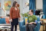 Sind Amy (Mayim Bialik, l.) und Sheldon (Jim Parsons, r.) für ihre Freunde Bernadette und Howard so kurz vor der Geburt deren Kindes wirklich eine Hilfe?