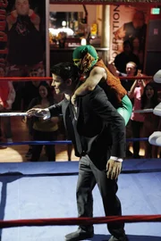 Booth (David Boreanaz, l.) kommt bei seinen Mordermittlungen in der Wrestling-Szene nicht umhin, selbst in den Ring zu steigen. (r. Darst. unbekannt)