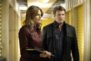 Beckett (Stana Katic, l.) und Castle (Nathan Fillion, r.) ermitteln in einem neuen Fall ...