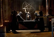 Für ihr okkultes Ritual wollen die Satanisten ein Tier opfern.