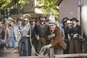 Um den Mordfall eines Cowboys aufzuklären, ermitteln Booth (David Boreanaz) und Brennan undercover bei Wild-West-Spielen.