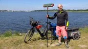 Sechzig Kilometer pro Tag:  Radwegwart Daniel Barten kennt jede Kurve des Rostocker Radwegnetzes und die schlimmen Ecken. Wo die spitzen Scherben liegen und der rutschige Sand.