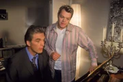 Tim (Oliver Reinhard, re.) soll Dr. Schmidt (Walter Sittler) Klavierunterricht geben und hört sich mal an, was der denn überhaupt so spielen kann.