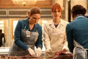 Brennan (Emily Deschanel, l.), Jessica (Laura Spencer) und Cam (Tamara Taylor, Rückansicht) untersuchen die sterblichen Überreste einer Leiche, die von einer Schlammlawine angespült wurde.