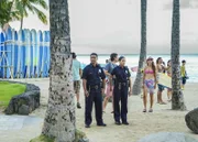 Junior Reigns (Beulah Koale, l.) und Tani Rey (Meaghan Rath, r.) müssen einen Tag im Streifendienst absolvieren, erst danach werden sie offizielle Mitglieder des Hawaii Five-0 ...