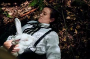 Die junge Landadlige Luise von Kummerveldt (Milena Straube) lässt sich vom weißen Kaninchen inspirieren.