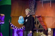 Der bauchredende Comedy-Star Sascha Grammel präsentiert bei RTL sein zweites Bühnenprogramm mit seinem witzig-schrägen Streichelzoo, den er um einige neue, gutgelaunt-bekloppte Sympathie-Träger erweitert hat. Neu im Puppet-Team ist auch das schräge blaue "Huhn".