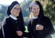 Mutter Oberin (Rosel Zech, r.) macht Schwester Hildegard (Andrea Sihler, l.) das Angebot, wieder als ihre Assistentin zu arbeiten.