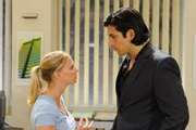 Lena (Juliette Menke) bittet Maximilian (Francisco Medina) nach ihrem Gespräch mit Katja, Katja nicht wehzutun.