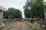 Der Bahnübergang bei Devakottai: Passanten, Motorroller oder Autos kreuzen auf der Strecke des „Rameswaram Express“ teils überraschend die Fahrbahn.