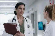 Transplant – Ein besonderer Notarzt Staffel 3 Folge 3 Unterstützung unter Arbeitskolleginnen: Deena Aziz als Sofia Fisher, Laurence Leboeuf als Magalie Leblanc  Copyright: SRF/NBC