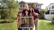 1. Staffel: (im Uhrzeigersinn) Claire (Julie Bowen), Haley (Sarah Hyland), Phil (Ty Burrell), Alex (Ariel Winter) und Luke (Nolan Gould)