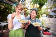 Nina Heins (li.) erlebt die unglaubliche Vielfältigkeit Thailands.