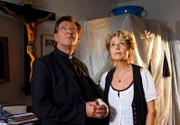 Jens Steffensen (Jan Fedder) bietet Sophie (Michaela May) die Stelle der Pfarrhaushälterin an.