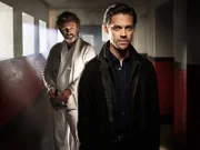 Dr. Martin Whitly (Michael Sheen, l.); Malcolm Bright (Tom Payne, r.)