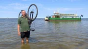 Abkürzung mit Hindernissen: Nils Steußloff steuert eine Fähre mit Fahrradfahrer übers Salzhaff. Von Rerik auf die Insel Poel … aber am Ufer wartet leider kein Hafen.