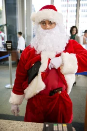Ein als Santa Claus (Darsteller nicht zu ermitteln) verkleideter Mann überfällt eine Bank, während zeitgleich vor der Bank ein Weihnachtsmann-Flshmob stattfindet.