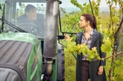 Anne (Henriette Richter-Röhl) möchte nicht, dass Dieter Ardenberger (Gerhard Fehn) Pestizide einsetzt.