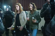 Rosalee (Bree Turner, r.) und Juliette (Bitsie Tulloch) bekommen bei ihrem verzweifelten Kampf gegen die Zombieapokalypse Unterstützung.