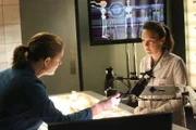 Bei der Untersuchung der Leiche des Computer-Genies Ian Goldberg stellen Brennan (Emily Deschanel, l.) und Daisy Wick (Carla Gallo) irritierende Verletzungen fest. Gelingt es ihnen, die genaue Todesursache zu ermitteln?