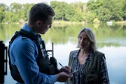 Irmgard Erler (Isabel Schosnig) erzählt Phillip (Eric Cordes), dass sie jemanden gesehen hat, der nachts etwas Schweres in den See geworfen habe.