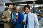 Tenstaag (Gerhard Friedrich, li.), Hannelore (Maria Sebaldt) machen sich in der Brauerei mit dem neuen Aufgabenbereich Rüdigers (Jochen Schroeder) vertraut.