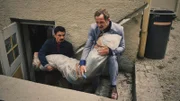 Erol (Ercan Karacayli) und Alfons Zischl (Maximilian Brückner) müssen eine Leiche verschwinden lassen.