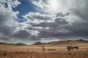 Über Namibias Wüstenflächen liegt eine so unglaubliche Hitze, dass der Regen verdampft, ehe er den Boden erreicht.