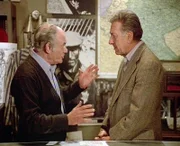 Quincy (Jack Klugman) befragt Chaim Zgierski (Martin Balsam), den Direktor des Holocaust-Museums.