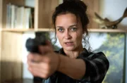 Kriminaltechnikerin Natalie Förster (Tina Fürst) muss im Einsatz ihre Dienstwaffe gebrauchen.