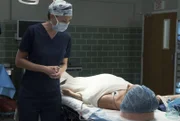 Ausgerechnet Meredith (Ellen Pompeo, l.) will Nathans Verlobter Megan (Abigail Spencer, r.) helfen, nachdem diese mit ernsten Verletzungen ins Grey Sloan Memorial Hospital eingeliefert wird ...