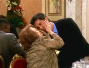 Schrecklich: Ross (David Schwimmer, r.) kann es nicht leiden, wenn seine Tante Millie (Darlene Kardon, l.) ihn immer auf den Mund küsst ...