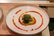 Ricotta-Raviolo mit Basilikumschaum, Tomatencreme und marinierten Tomaten-Würfeln (3,81 €)