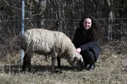 Jenny Breit von "Stark für Tiere" gibt geretteten Schafen, Hühnern und anderen Tieren ein Zuhause.