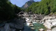 Die Verzasca fließt durch eine faszinierende Felslandschaft.