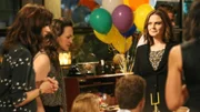 Für (v.l.:) Angela Montenegro (Michaela Conlin) und Daisy Wick (Carla Gallo) wird Brennans (Emily Deschanel) außergewöhnliche Geburtstagsparty zu einer großen Überraschung.