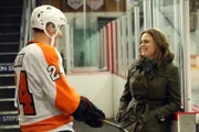 Booth (David Boreanaz) muss sein Talent als Eishockeyspieler beweisen. Brennan (Emily Deschanel) freut sich über diese abwechslungsreiche Unterhaltung während der Ermittlungen.