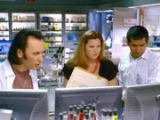 Nigel (Steve Valentine, l.), Lily (Kathryn Hahn) und Mahesh (Ravi Kapoor) arbeiten mit Feuereifer daran, Beweise für die Unschuld ihrer Kollegin zu finden.