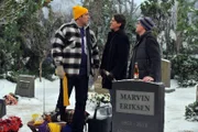 Nachdem die Freunde Silvester gefeiert haben, macht Marshall (Jason Segel, re.) sich auf den Weg zum Grab seines Vaters, um die Tradition des Picknicks fortzuführen.