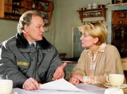 Der Polizist Heinz Strubreiter (Michael König, l.) bittet Julia (Christiane Hörbiger, r.), dass sie sich als Spitzenkandidatin für die Bürgerliste aufstellen lässt.